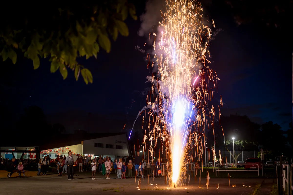 Wenn auch umstritten: Fehraltorf liess es sich nicht nehmen, etwas Feuerwerk abzubrennen. Blick auf ein «Vulkan»-Feuerwerk.